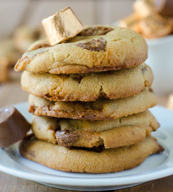 Galletas Rolo de mantequilla de maní (Sumbitches): Galletas suaves y masticables de mantequilla de maní rellenas con Rolos picados.