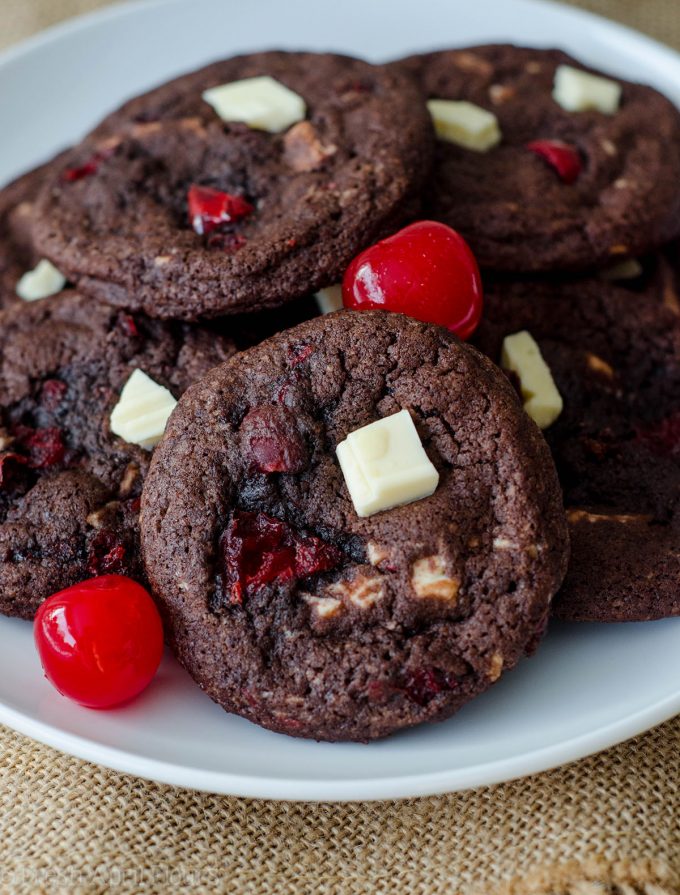 Galletas de la Selva Negra: galletas de chocolate blandas y masticables rellenas de trozos de chocolate blanco cremoso y trozos de cereza dulce marrasquino.