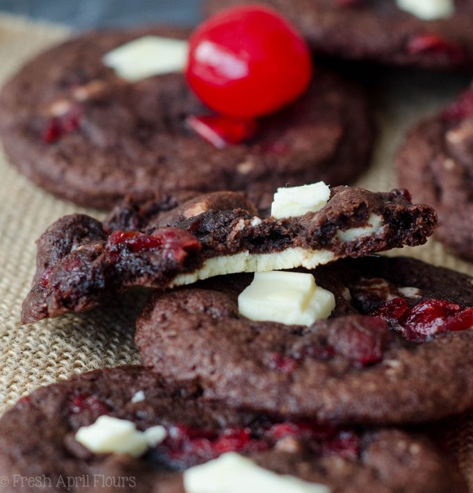 Galletas de la Selva Negra: galletas de chocolate blandas y masticables rellenas de trozos de chocolate blanco cremoso y trozos de cereza dulce de marrasquino.