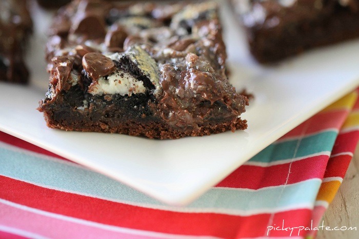 Galletas Gooey y barras de pastel de chocolate dobles en crema 