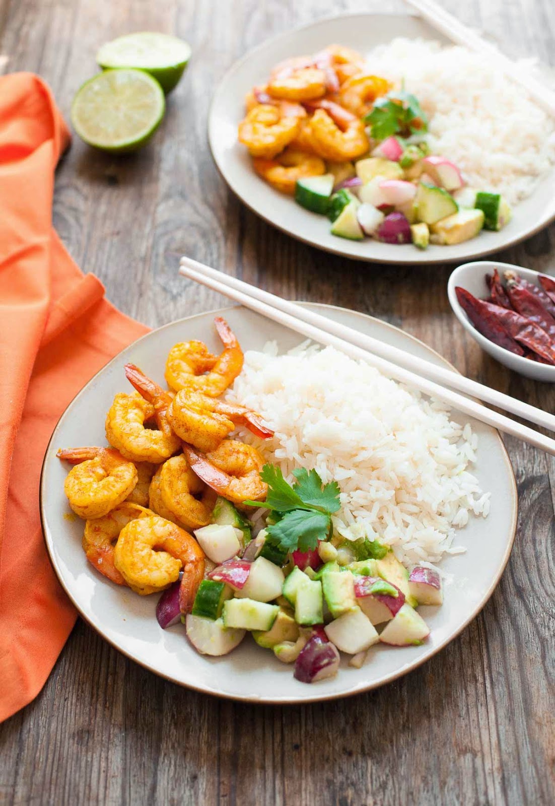 Langostinos birmanos con ensalada de pepino y aguacate - Comida paleo fácil de 30 minutos | acalculatedwhisk.com