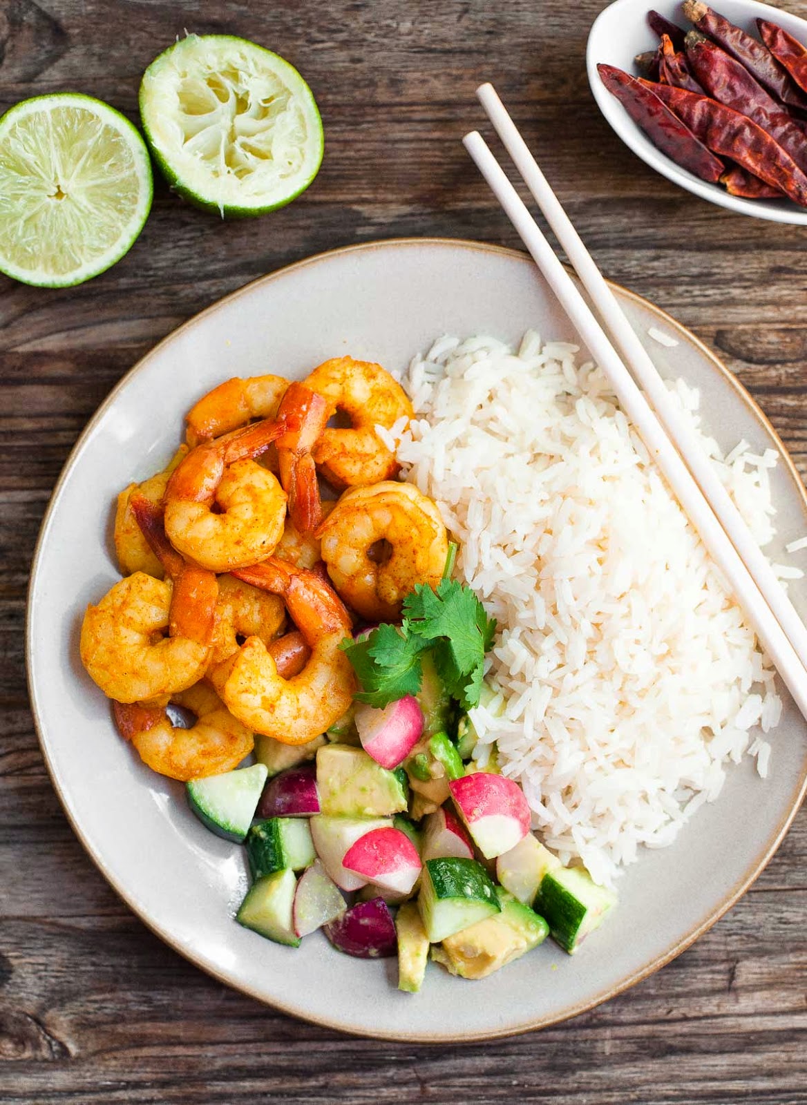 Langostinos birmanos con ensalada de pepino y aguacate - Comida paleo fácil de 30 minutos | acalculatedwhisk.com