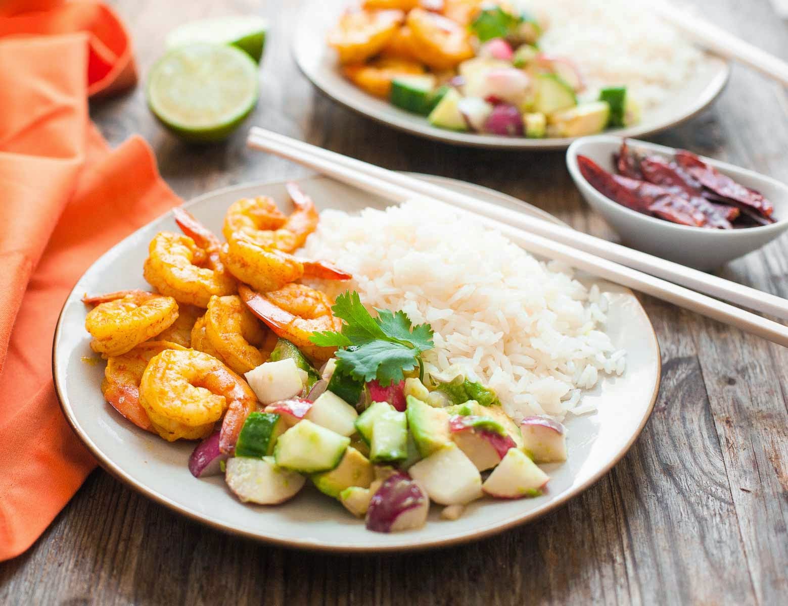 Langostinos birmanos con ensalada de pepino y aguacate - Comida paleo fácil de 30 minutos | acalculatedwhisk.com