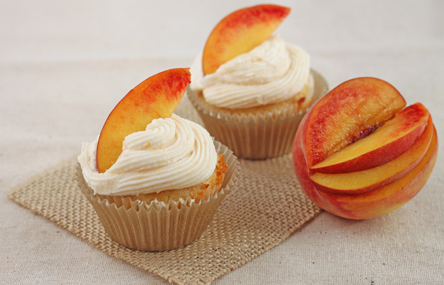 Ginger Peach Cupcakes, lote pequeño. - DessertForTwo.com 
