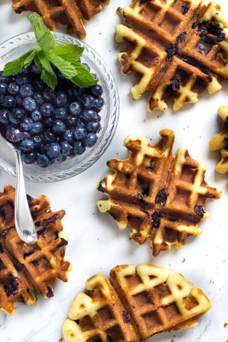 Waffles de arándanos y arándanos frescos y cálidos servidos. Estos gofres tiernos y mantecosos están llenos de bayas frescas, ¡una excelente manera de comenzar su día! Www.keviniscooking.com
