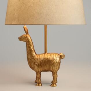 El programa de vacaciones de Golden Llama Treasure Hunt en su Cost Plus World Market local es tan divertido que no podrá quedarse fuera de la tienda hasta que gane.