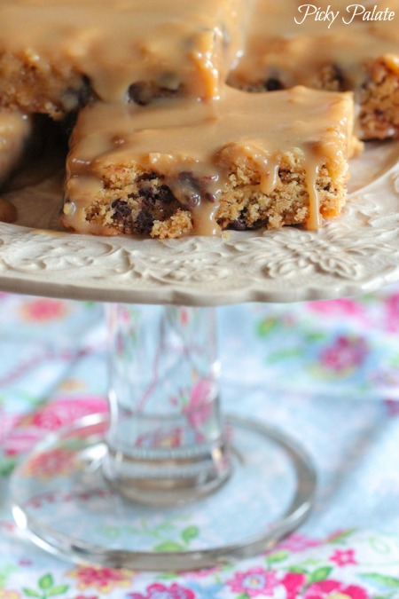 Gooey Biscoff Chocolate Chip Cake Bars de