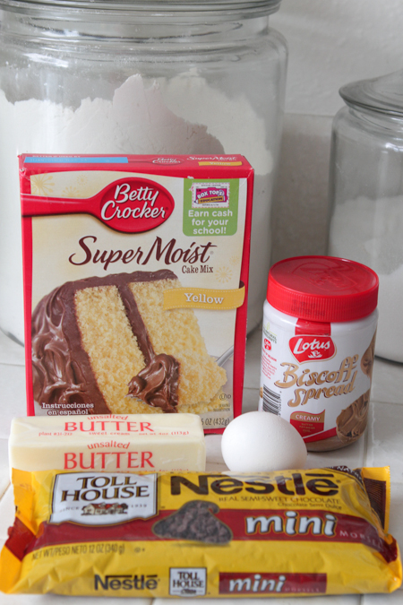 Gooey Biscoff Chocolate Chip Cake Bars-19