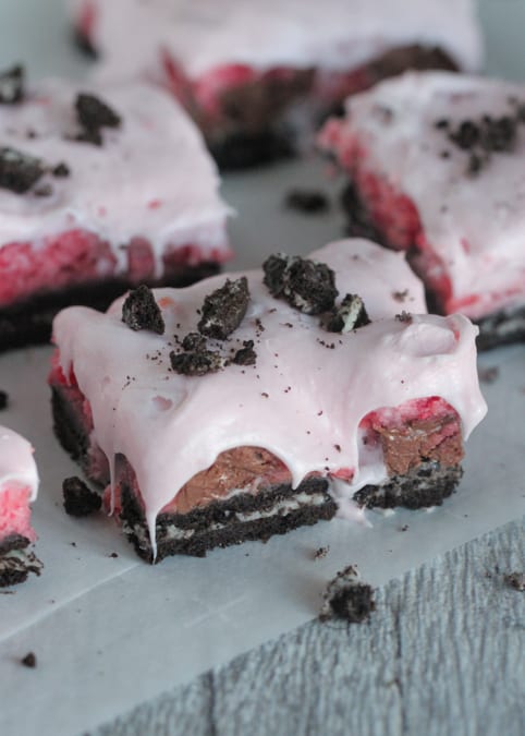 Gooey Oreo Strawberry Cake Bars