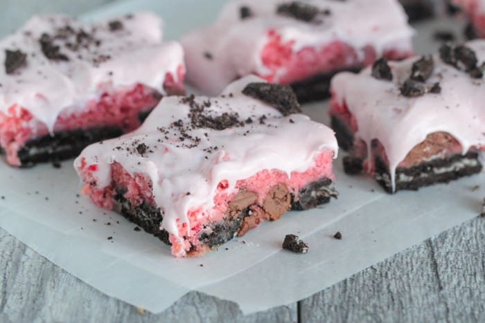 Gooey Oreo Strawberry Cake Bars