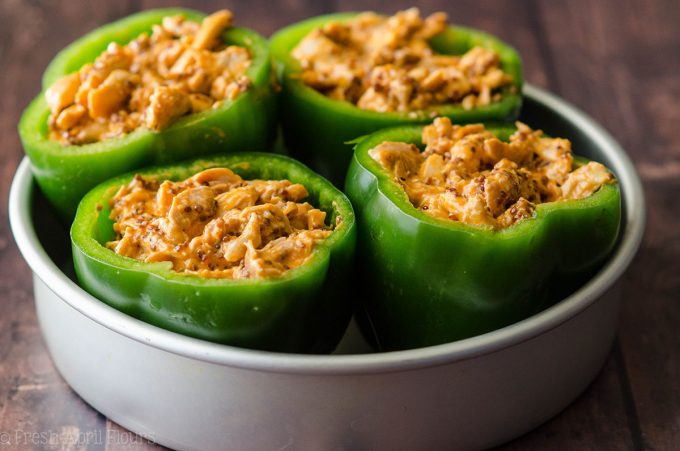Búfalos rellenos de pollo búfalo: una comida fácil para la noche de la semana que se prepara para preparar grandes sobras y que se puede duplicar fácilmente para alimentar a una multitud o a una familia más grande.