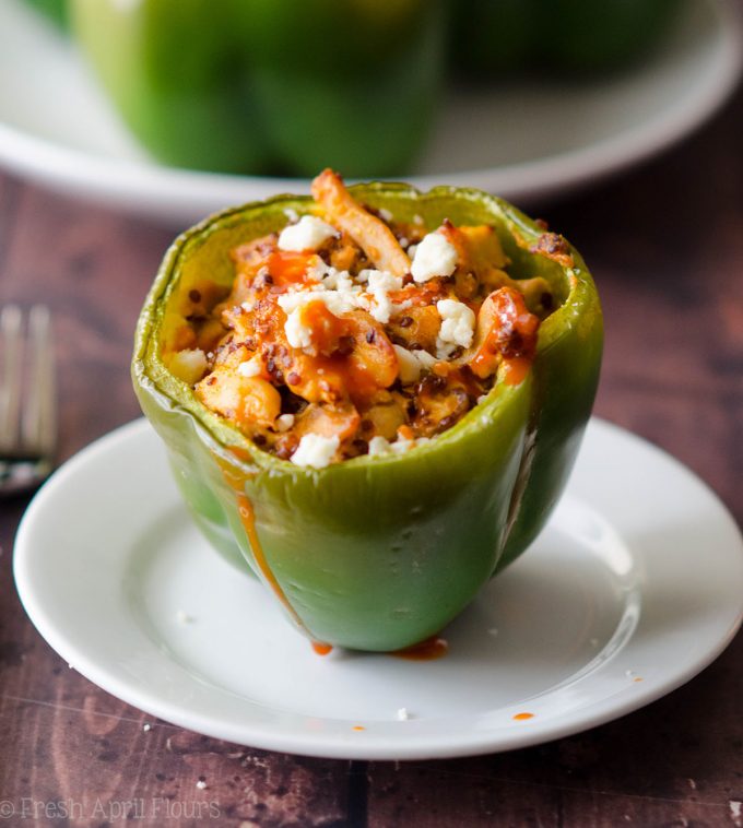 Búfalos rellenos de pollo búfalo: una comida fácil para la noche de la semana que se prepara para preparar grandes sobras y que se puede duplicar fácilmente para alimentar a una multitud o a una familia más grande.