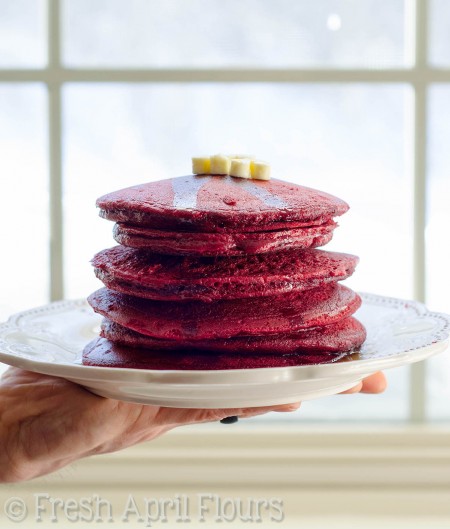 Panqueques de terciopelo rojo: panqueques ligeros y esponjosos hechos fácilmente con la mezcla para pastel de terciopelo rojo. ¡Listo en un momento para que puedas disfrutar del desayuno del día de San Valentín con tu pareja!