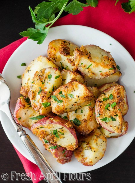 Patatas rojas asadas con hierbas: una receta rápida y fácil para papas crujientes y sabrosas que combinan con cualquier comida del día.