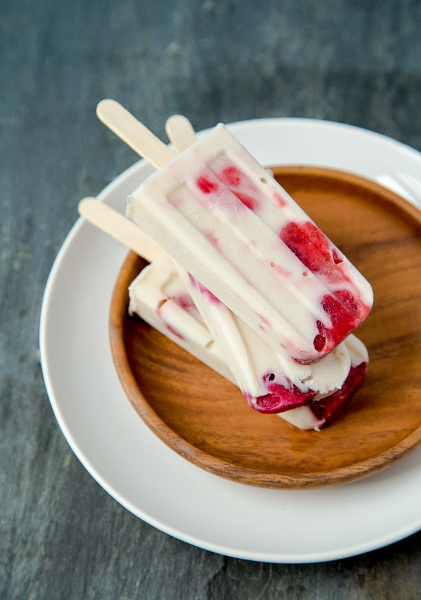 Paletas hechas con yogur griego, fruta asada y agave @dessertfortwo 
