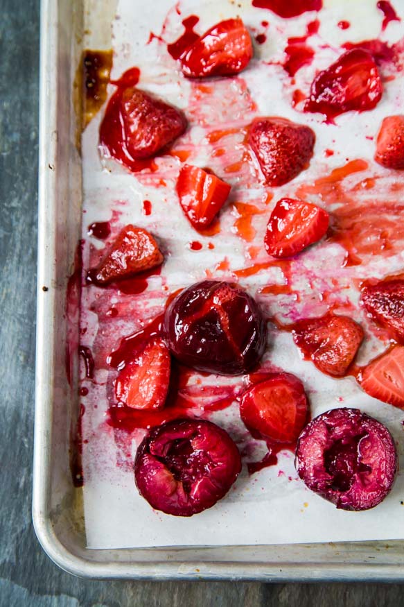  Fruta de verano tostada mezclada con yogur griego para paletas @dessertfortwo 