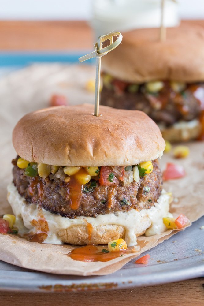 Hamburguesa de pastel de carne al suroeste con chile verde mayonesa y salsa de tomate de maĂz