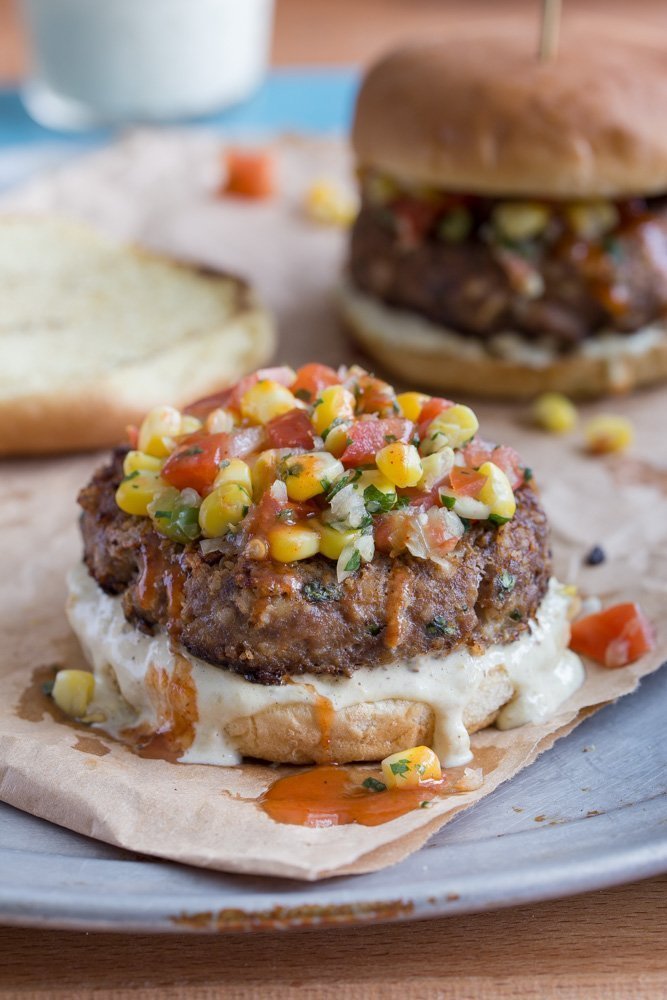 Hamburguesa de pastel de carne al suroeste con chile verde mayonesa y salsa de tomate de maĂz