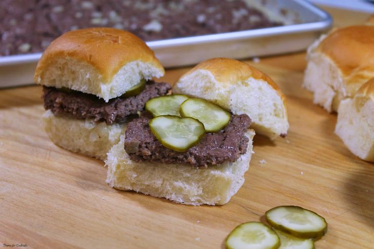Hamburguesas blancas al horno de Copycat al horno con rollos blancos y pepinillos
