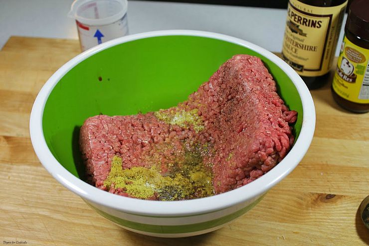 Carnes y condimentos en un tazón - Horno al horno Copycat White Castle Burgers