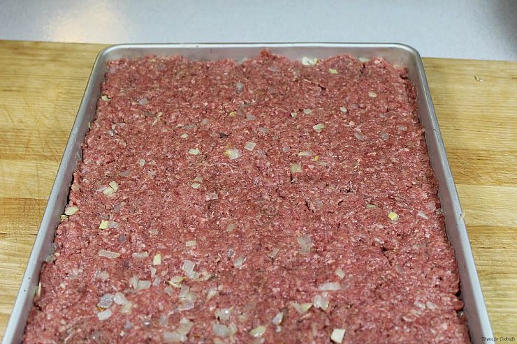 hamburguesa en una bandeja para hornear