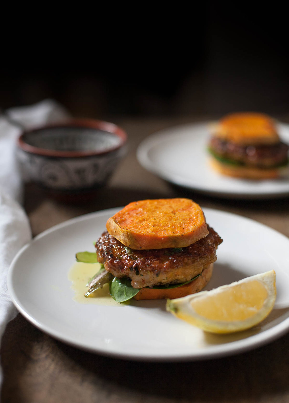 Hamburguesas de camarón con salsa de limón y bollos de patata dulce (sin gluten, sin grano, Paleo, entero30)