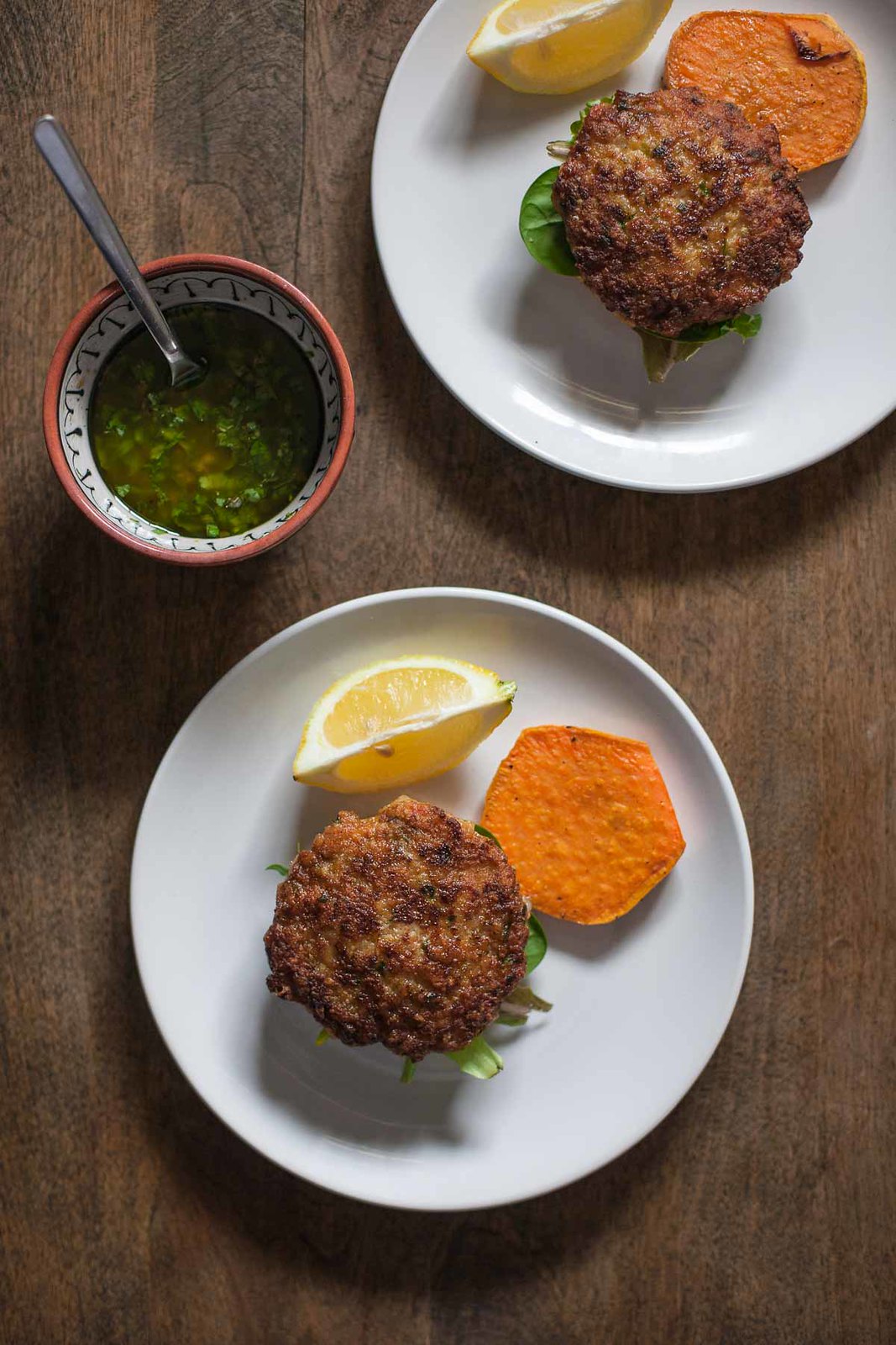 Hamburguesas de camarón con salsa de limón y bollos de patata dulce (sin gluten, sin grano, Paleo, entero30)