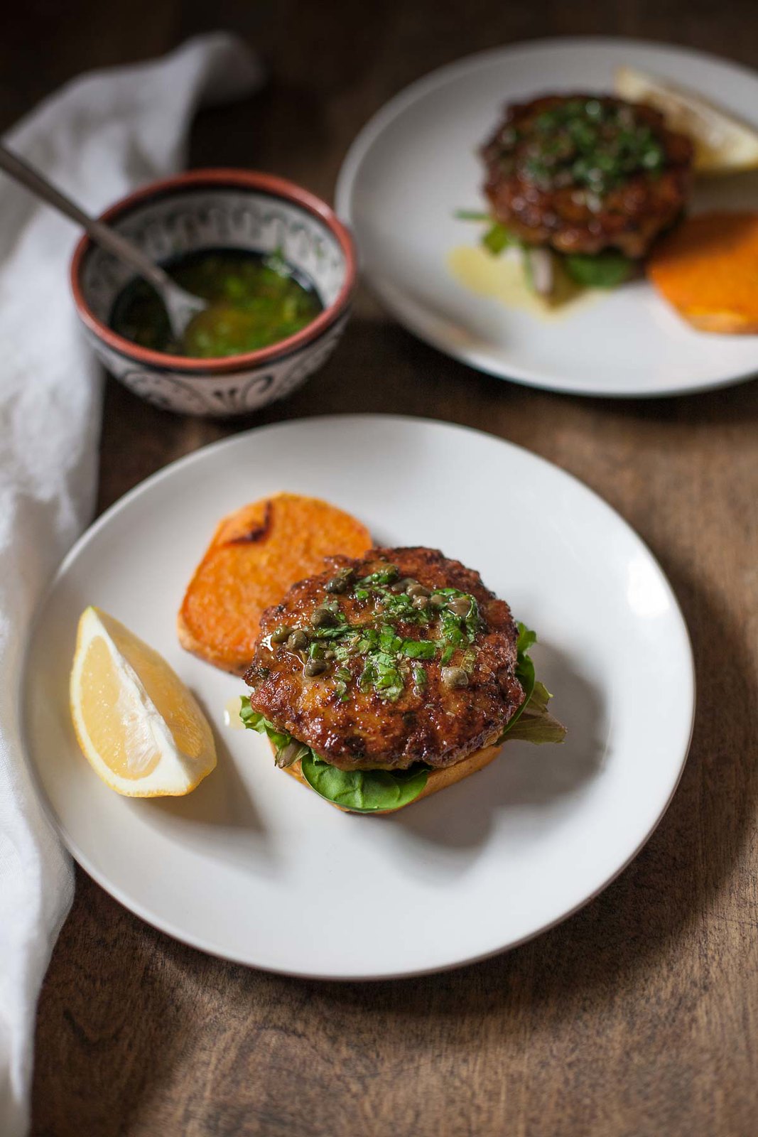 Hamburguesas de camarón con salsa de limón y bollos de patata dulce (sin gluten, sin grano, Paleo, entero30)