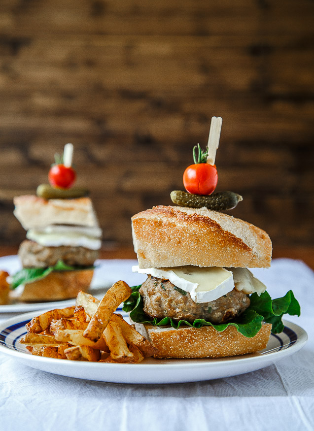 Hamburguesas de pollo al estragón y limón con las papas fritas más fáciles! @dessertfortwo