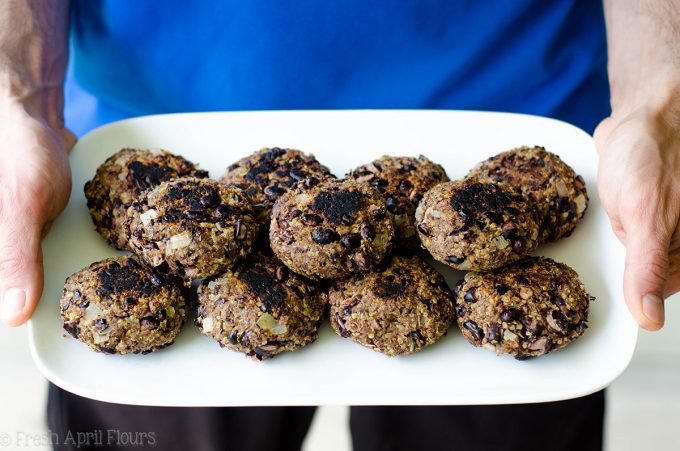 Hamburguesas vegetarianas de frijoles negros: hamburguesas abundantes, sabrosas y sin carne que pueden ir fácilmente a la parrilla o en una sartén en la estufa. Genial entre un bollo o sobre una ensalada.