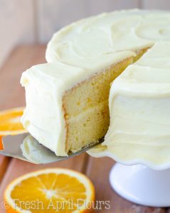 Orange Creamsicle Layer Cake: Una capa húmeda y sabrosa llena de mermelada de naranja brillante y sabrosa. ¡El glaseado de queso crema naranja soleado hace que este pastel de crema de leche sea irresistible!