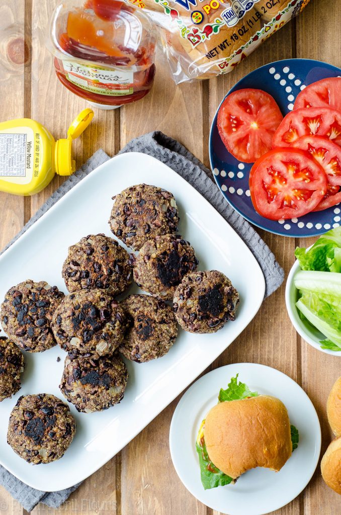 Hamburguesas vegetarianas de frijoles negros: hamburguesas abundantes, sabrosas y sin carne que pueden ir fácilmente a la parrilla o en una sartén en la estufa. Genial entre un bollo o sobre una ensalada.