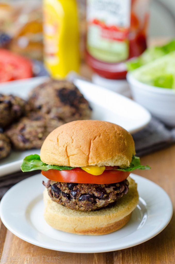 Hamburguesas vegetarianas de frijoles negros: hamburguesas abundantes, sabrosas y sin carne que pueden ir fácilmente a la parrilla o en una sartén en la estufa. Genial entre un bollo o sobre una ensalada.