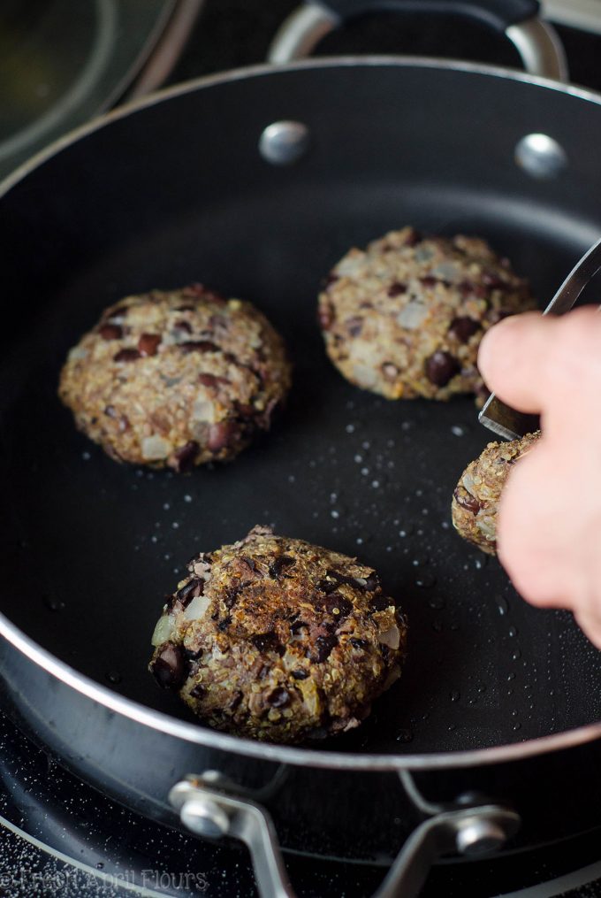 Hamburguesas vegetarianas de frijoles negros: hamburguesas abundantes, sabrosas y sin carne que pueden ir fácilmente a la parrilla o en una sartén en la estufa. Genial entre un bollo o sobre una ensalada.