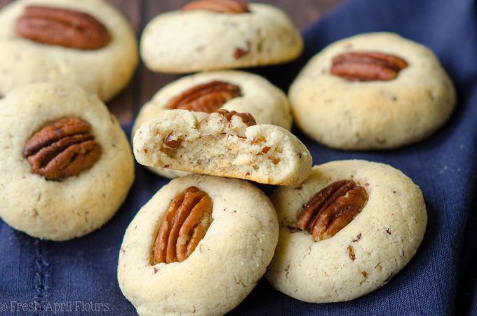 Sandies de pacana con harina de almendras: una receta fácil de un bol para las galletas de nuez con mantequilla sin gluten.