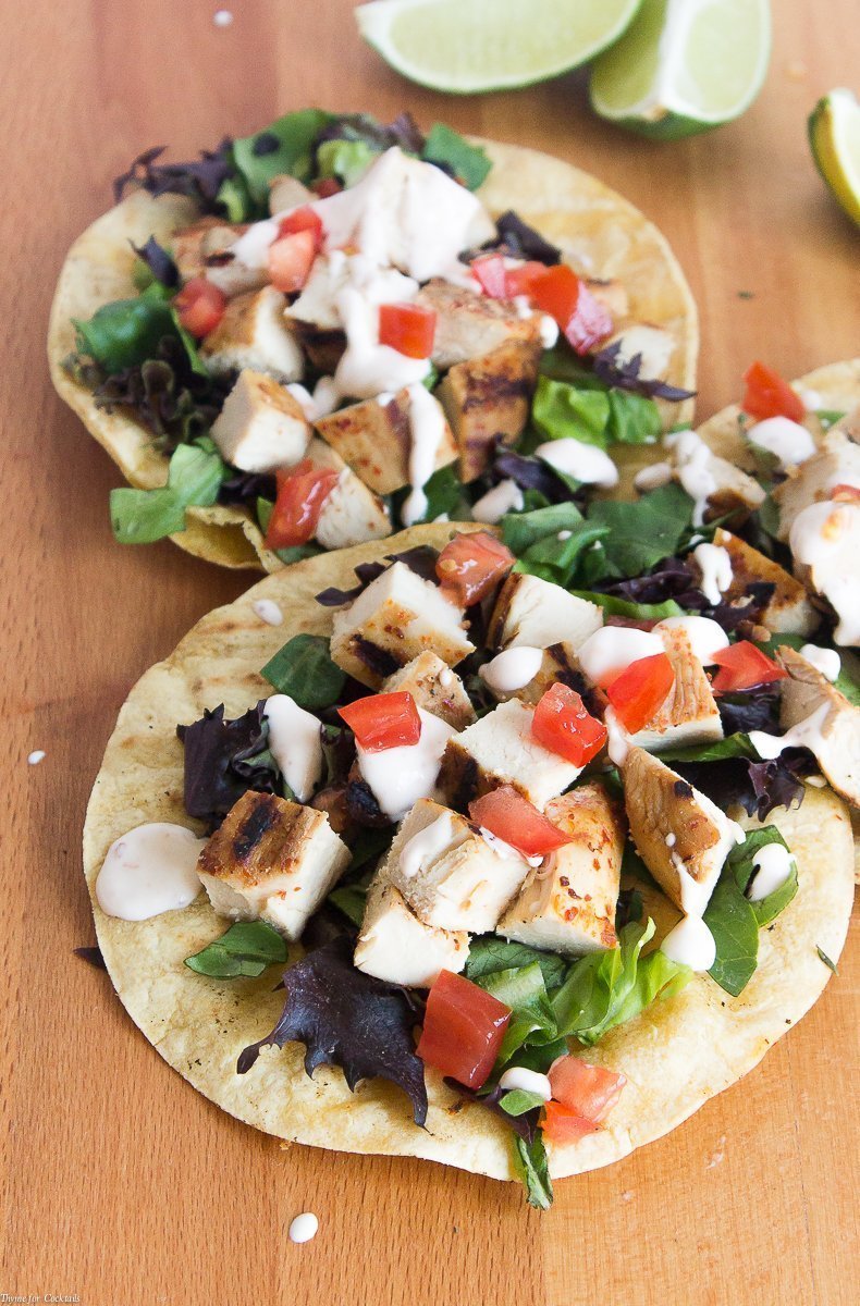 Estas Tostadas de pollo con miel de Harissa, dulces y picantes de inspiración mundial, serán su nuevo plato favorito de fusión de tacos.