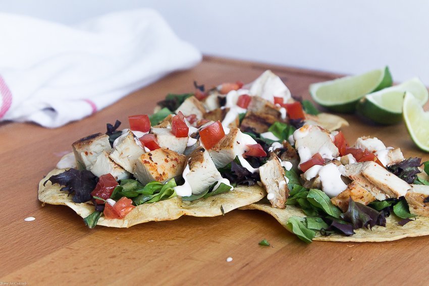 Estas Tostadas de pollo con miel de Harissa, dulces y picantes de inspiración mundial, serán su nuevo plato favorito de fusión de tacos.