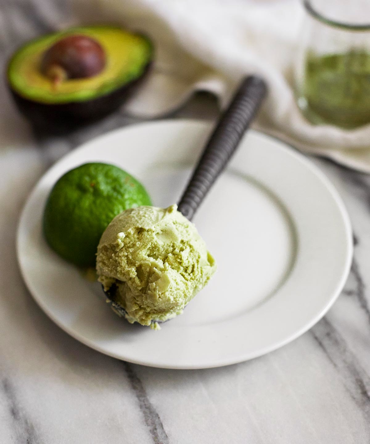 Helado de aguacate Matcha | acalculatedwhisk.com
