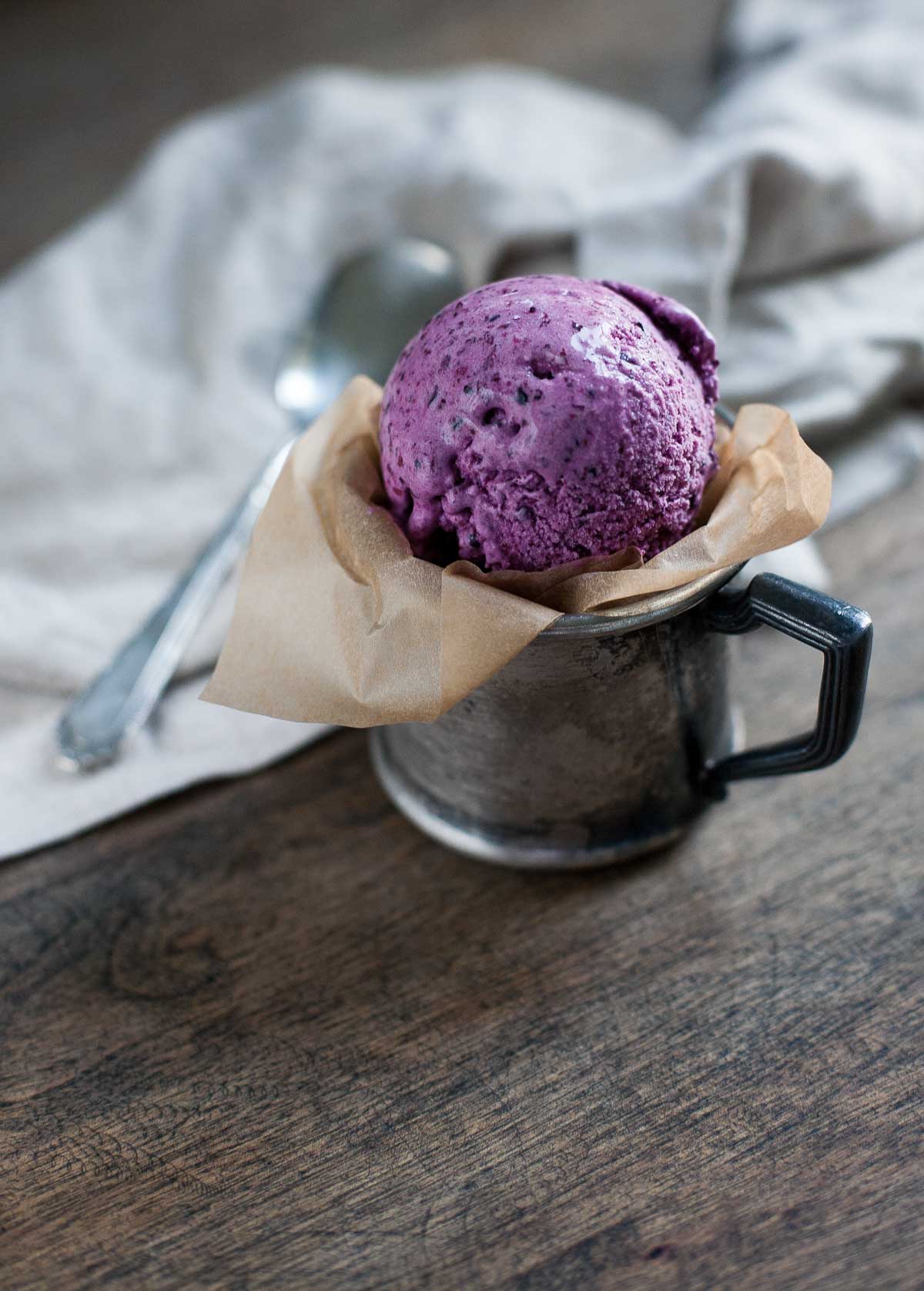 Helado de suero de arándanos | acalculatedwhisk.com @ beckywink