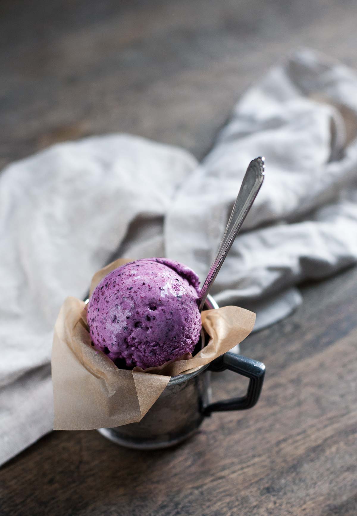 Helado de suero de arándanos | acalculatedwhisk.com @ beckywink