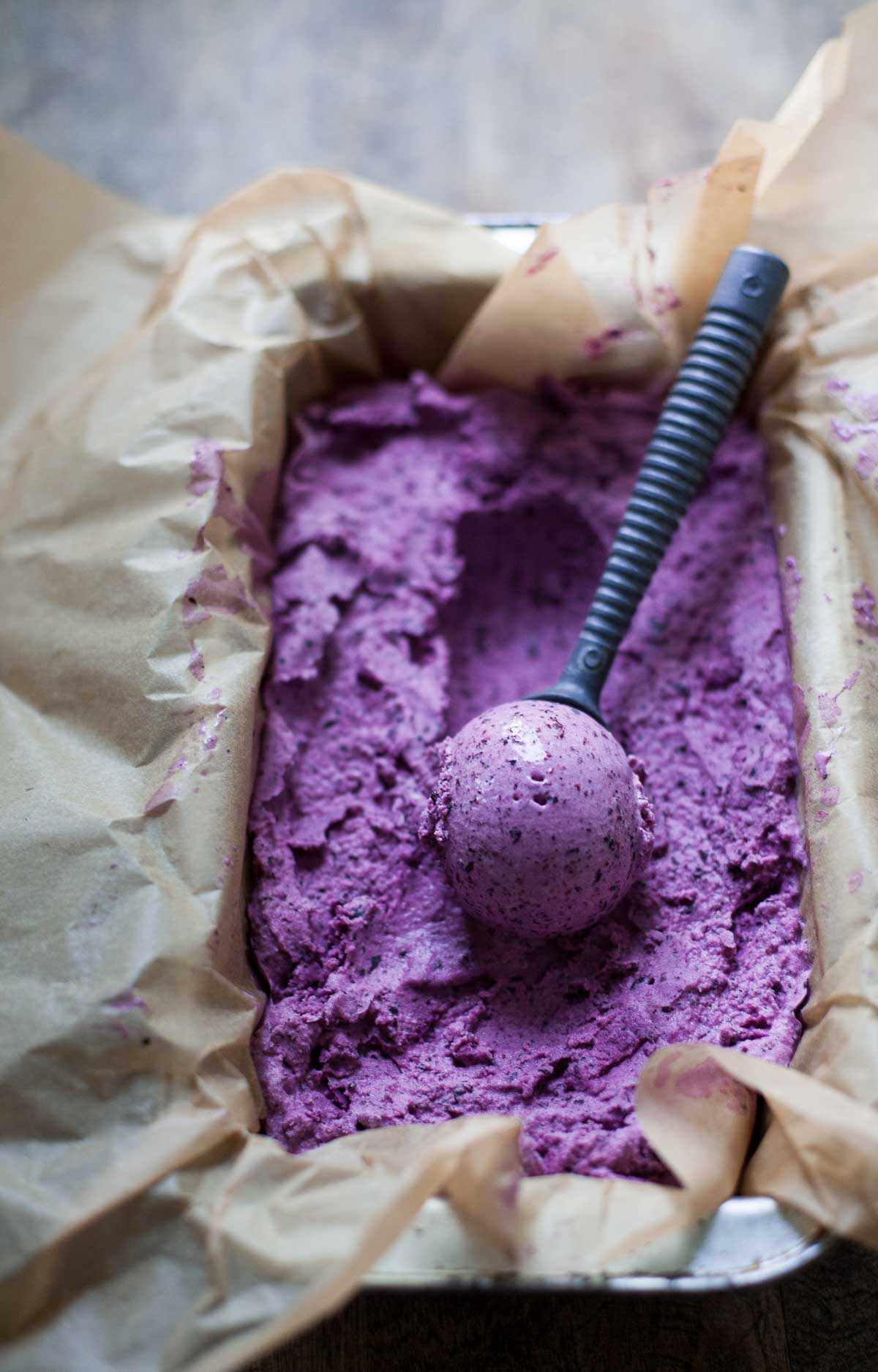 Helado de suero de arándanos | acalculatedwhisk.com @ beckywink