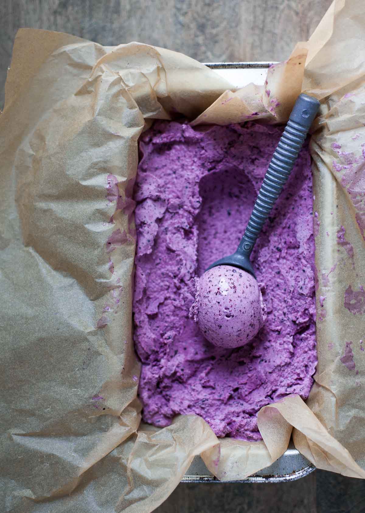 Helado de suero de arándanos | acalculatedwhisk.com @ beckywink