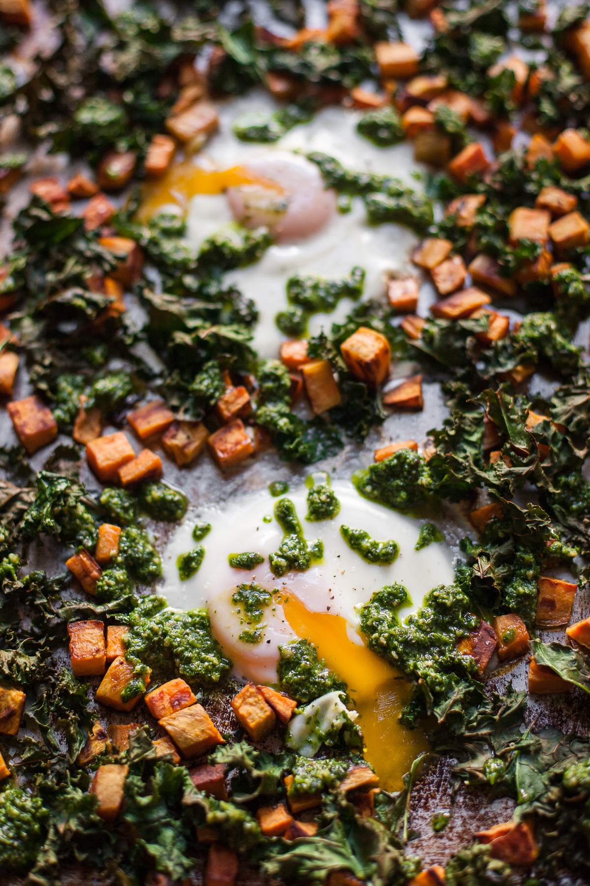 Hoja Pan Huevos Al Horno Con Patatas Dulces, Col Rizada Y Pesto De Cilantro-Pepita (Paleo, Entero30)