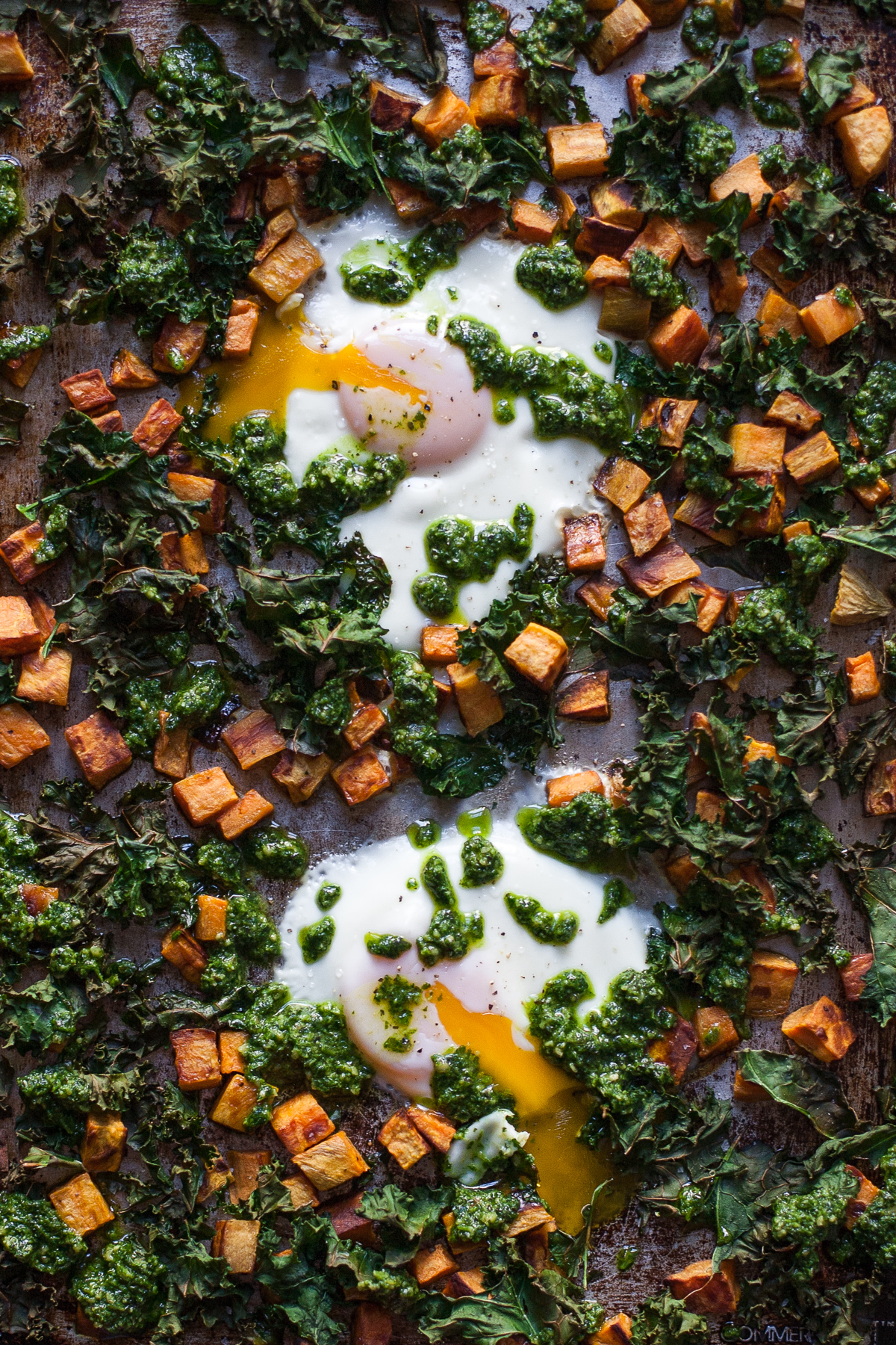 Hoja Pan Huevos Al Horno Con Patatas Dulces, Col Rizada Y Pesto De Cilantro-Pepita (Paleo, Entero30)