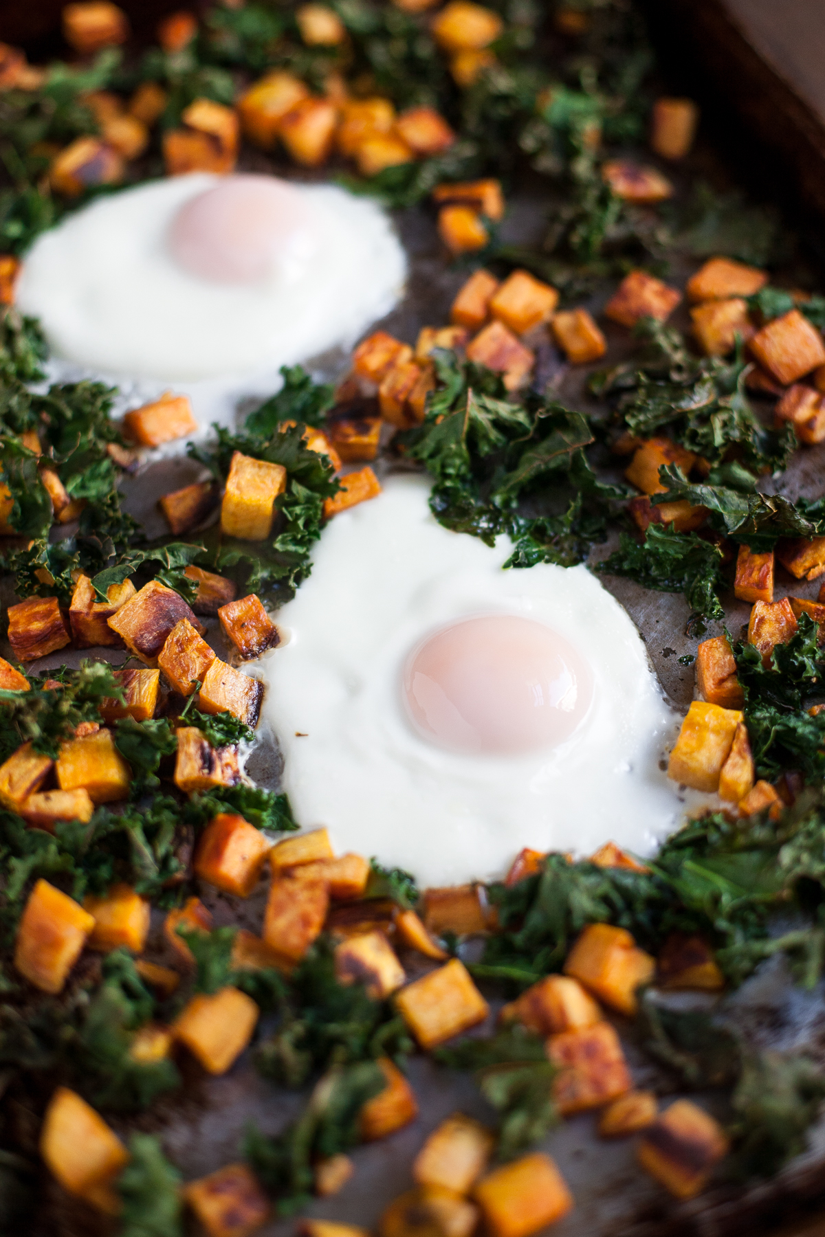 Hoja Pan Huevos Al Horno Con Patatas Dulces, Col Rizada Y Pesto De Cilantro-Pepita (Paleo, Entero30)