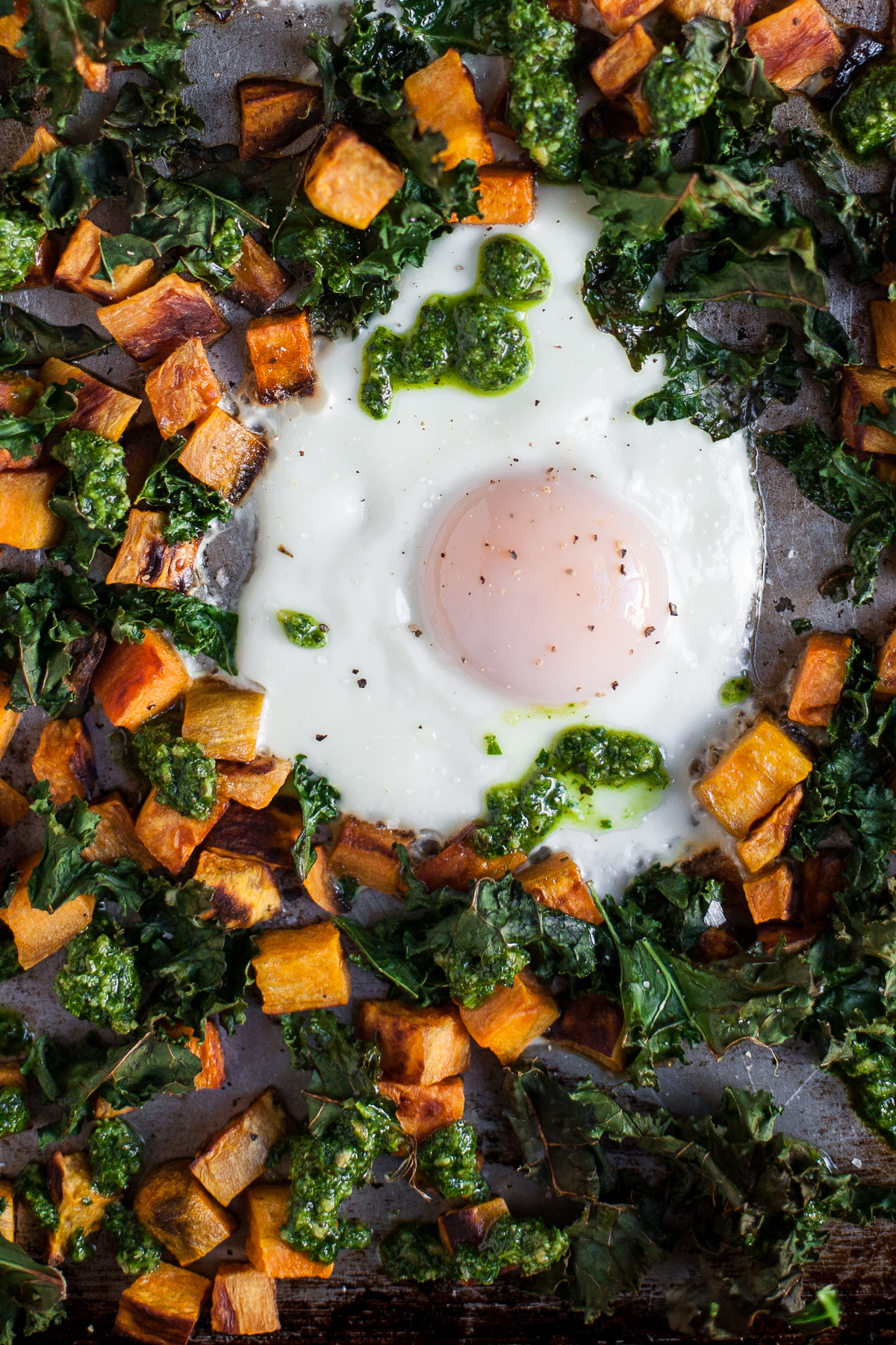 Hoja Pan Huevos Al Horno Con Patatas Dulces, Col Rizada Y Pesto De Cilantro-Pepita (Paleo, Entero30)