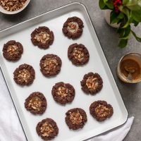 Huellas de chocolate con mantequilla de almendra y caramelo de arce (sin gluten, sin grano)