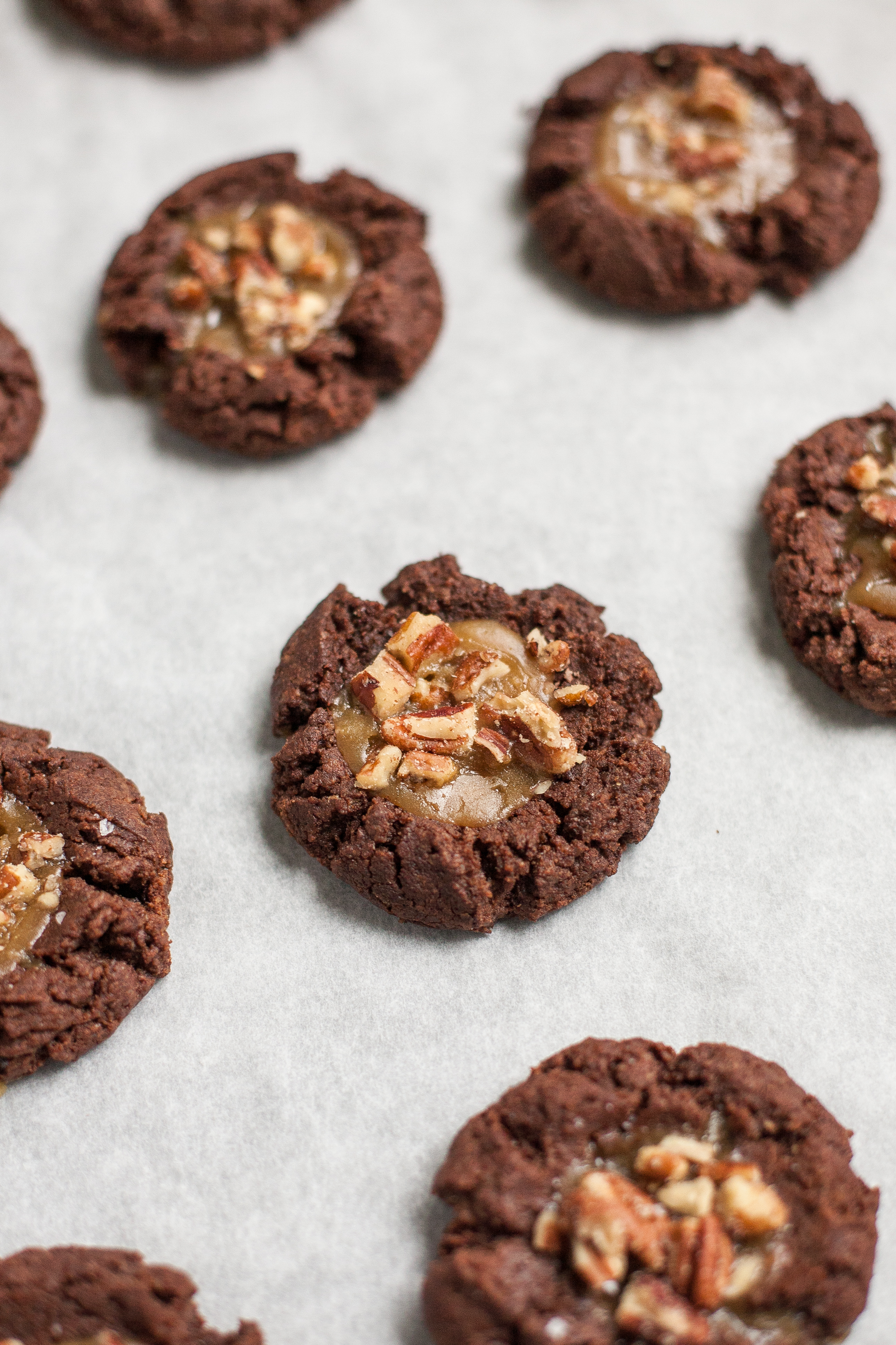 Huellas de chocolate con mantequilla de almendra y caramelo de arce (sin gluten, sin grano)