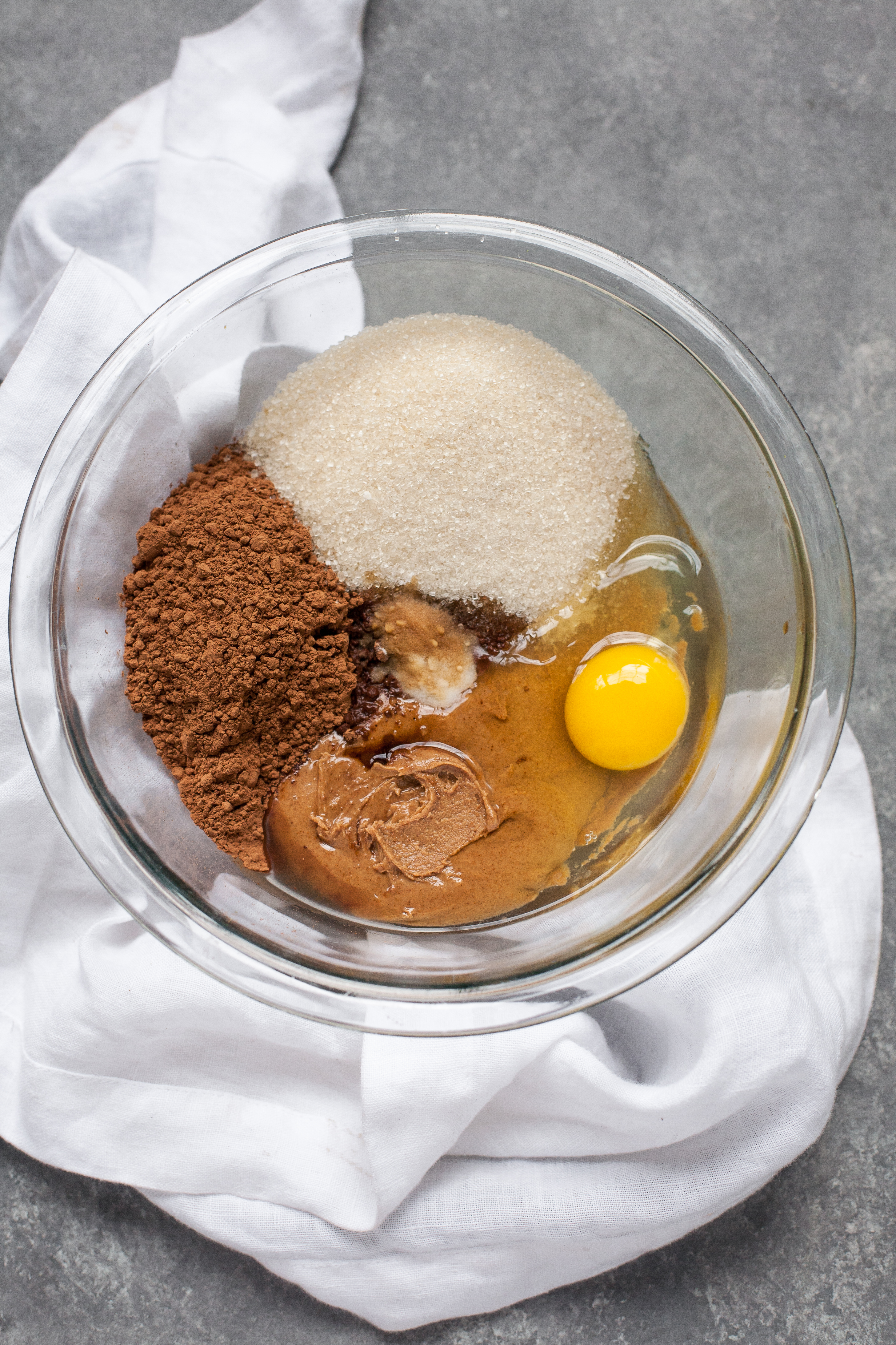 Huellas de chocolate con mantequilla de almendra y caramelo de arce (sin gluten, sin grano)