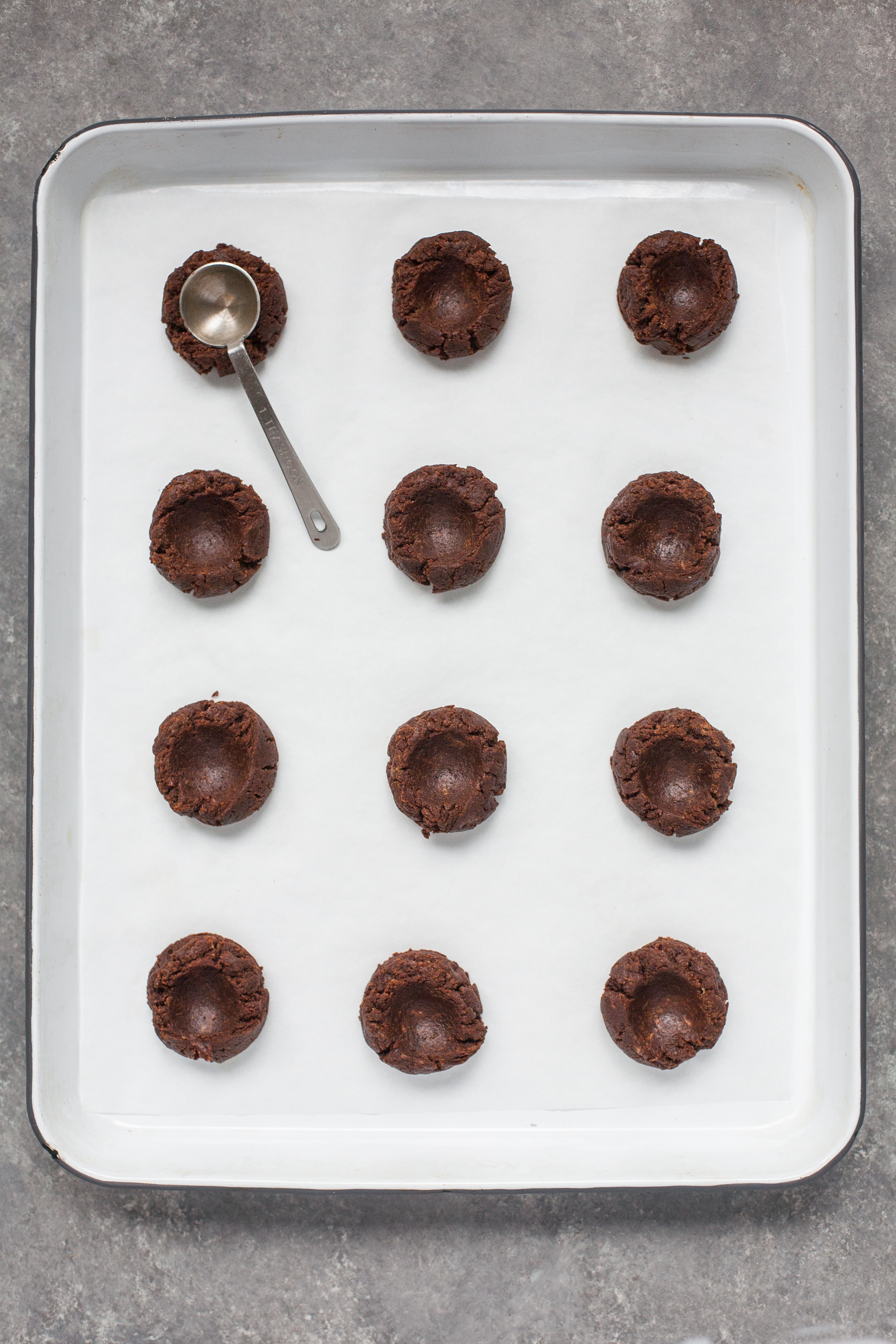 Huellas de chocolate con mantequilla de almendra y caramelo de arce (sin gluten, sin grano)
